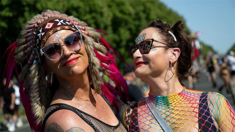 Die Techno-Jünger und -Jüngerinnen haben Spaß auf der Partymeile bei „Rave The Planet“.  