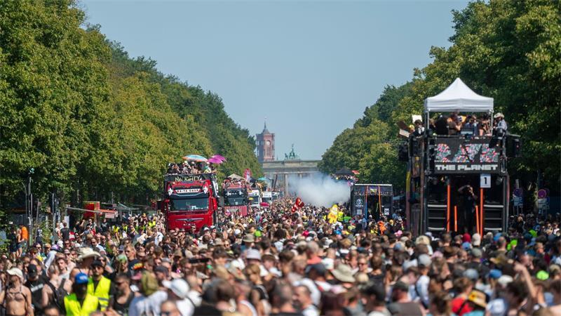 Die Techno-Parade „Rave The Planet“ findet zwischen Brandenburger Tor und Siegessäule statt.  