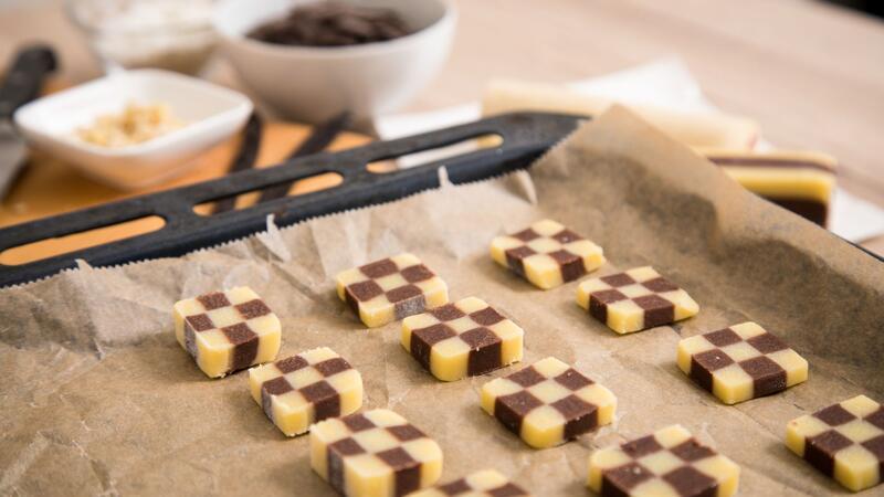 So kommen Plätzchen blitzschnell auf den Tisch Die Teigstangen werden einfach in dicke Scheiben geschnitten, auf das Backblech gelegt und in den Ofen geschoben.
