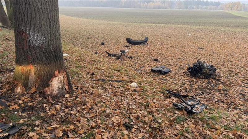 Die Teile des VW-Motors wurden durch die Wucht des Aufpralls auf ein Süderwalseder Feld geschleudert.