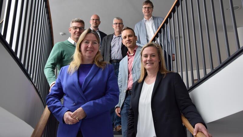 S-Bahn: Viel mehr Zugausfälle in diesem Jahr - Experten nennen Probleme und Lösungsansätze Die Teilnehmer am Bahngipfel im Stadthaus Buxtehude: Birgit Butter und Kristina Thaiß (vorne von links); Mitte: Lars Kappel (links) und Karsten Leist; hinten: Andre Schwarz (von links), Dirk Thamm und Falk Fehsenfeld.