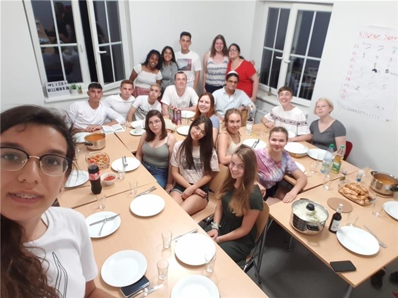 Die Teilnehmer beim gemeinsamen Shabbat-Dinner . Fotos: Darian Harff
