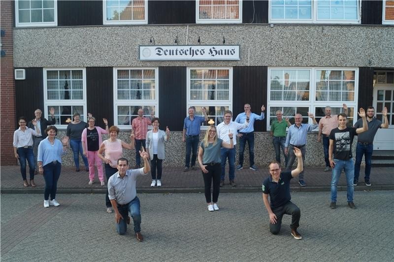 Die Teilnehmer der Gründungsversammlung der Genossenschaft Dorfgemeinschaftshaus Deutsches Haus Mulsum eG werben um weitere Mitstreiter. Sie wollen die Gaststätte mit dem Roten Platz erhalten. Foto: Rochel