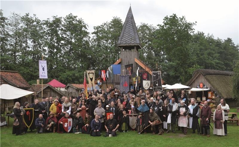 Mittelalterfest mit Schwertkampf und Markt auf Gut Hörne Die Teilnehmer der Heerlager gewähren den Besuchern Einblicke in das originalgetreue Lagerleben.