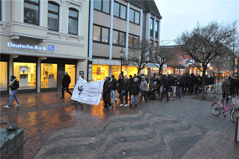 Die Teilnehmer der Kundgebung zogen durch die Innenstadt zum Kulturforum. Dort stellte die Journalistin Andrea Röpke stellt ihr neues Buch „2018 Jahrbuch rechte Gewalt“ vor. Foto: Wisser