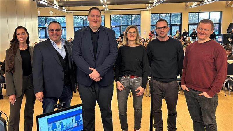 Die Teilnehmer der Podiumsdiskussion in der KGS Tarmstedt (von links): Marie-Thérèse Kaiser (AfD), Jan Bauer (CDU), Jan Koepke (FDP), Frauke Langen (SPD), Joachim Fuchs (Grüne) und Christoph Podstawa (Die Linke).