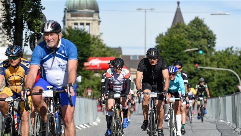 Die Teilnehmer des Jedermann-Rennens der Cyclassics, fahren am Sonntag in Hamburg durch die Innenstadt. Foto Heimken/dpa