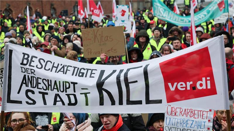 Die Teilnehmer des Warnstreiks erwarten ein Angebot der Arbeitgeber.