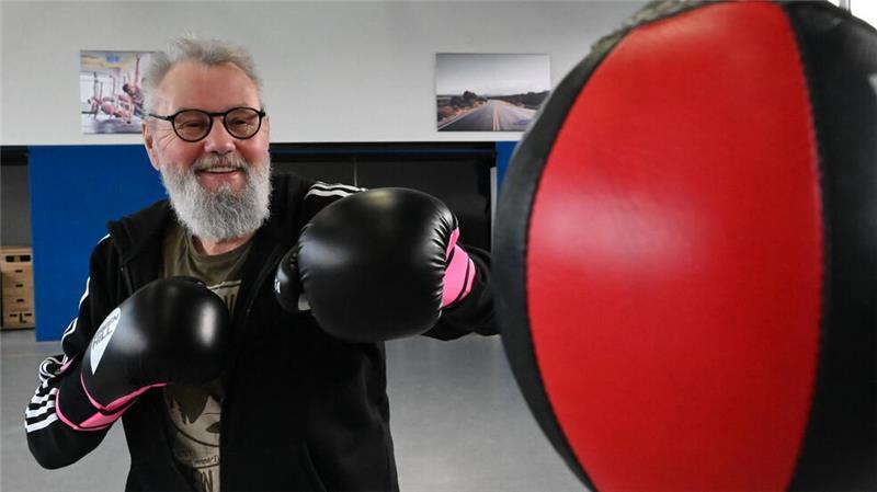 Wie Boxen bei Parkinson hilft: „Ein blaues Auge hatte noch keiner“ Die Teilnehmer, hier Norbert, trainieren ihre Koordination beim Boxen.