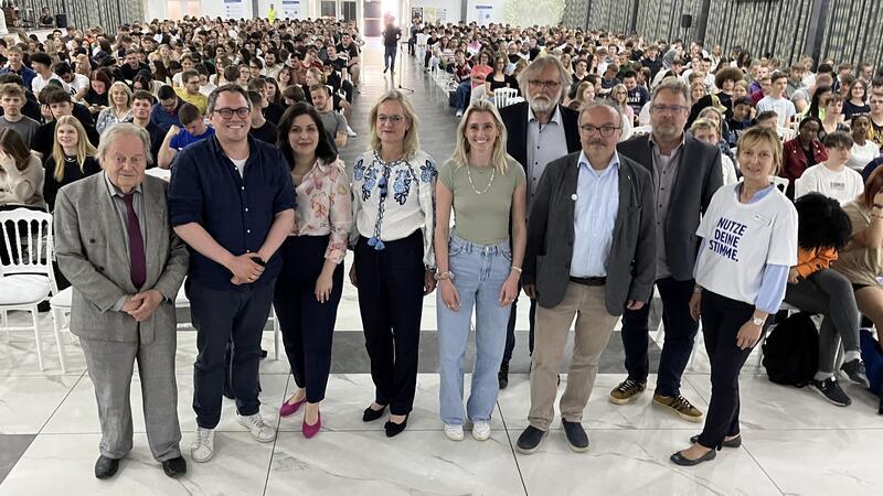 Die Teilnehmer in der Festhalle: Peter Würdig, Tiemo Wölken, Svenja Hahn, Viola von Cramon-Taubadel, Karoline Czychon, Schulleiter Carsten Schröder, Holger Onken, Moderator Björn Vasel und BBS-Lehrerin Antje Pape (von links).