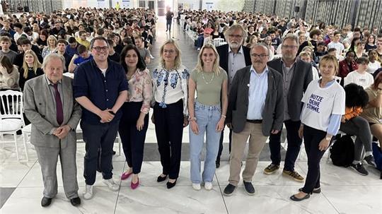 Die Teilnehmer in der Festhalle: Peter Würdig, Tiemo Wölken, Svenja Hahn, Viola von Cramon-Taubadel, Karoline Czychon, Schulleiter Carsten Schröder, Holger Onken, Moderator Björn Vasel und BBS-Lehrerin Antje Pape (von links).