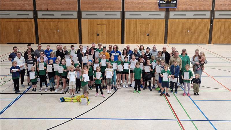 Nachwuchs siegt bei Brennball-Duell Die Teilnehmer und Eltern der Leichtathletik-Nacht der LG Kreis Nord Stade.