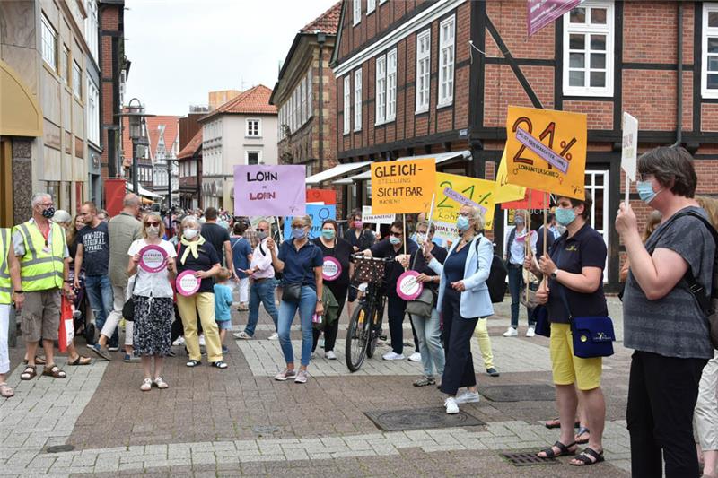 Die Teilnehmerinnen und Teilnehmer demonstrieren in der Stader Innenstadt für gleiche Bezahlung für Frauen. Fotos: Felsch