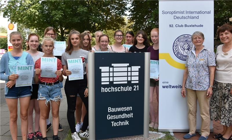 Die Teilnehmerinnen zeigen stolz ihre Mint-Urkunden – verliehen von Dr. Anneliese Winterstein und Dr. Christiane Werner von Soroptimist Buxtehude (von links). Foto Felsch