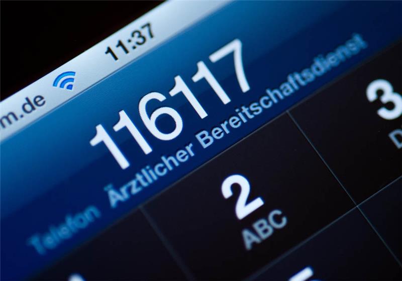 Die Telefonnummer 116117 des ärztlichen Bereitschaftsdienstes ist auf dem Display eines Smartphones am zu lesen. Foto: Patrick Pleul/zb/dpa 