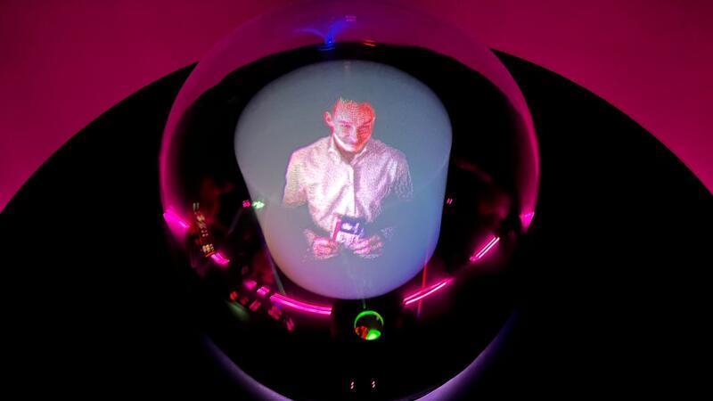 Blick in die Glaskugel: Fortschritte bei Hologramm-Telefonie Die Telekom präsentiert auf der Mobilfunk-Messe Mobile World Congress in Barcelona einen Router mit Glaskugel, der Hologramm-Telefonie ermöglichen soll.