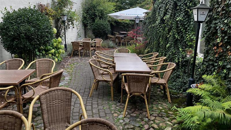 Neustart im Abthaus in Buxtehude nach dem Tod des Wirts Kutz-Kromnow Die Terrasse des Abthauses in der Abtstraße.
