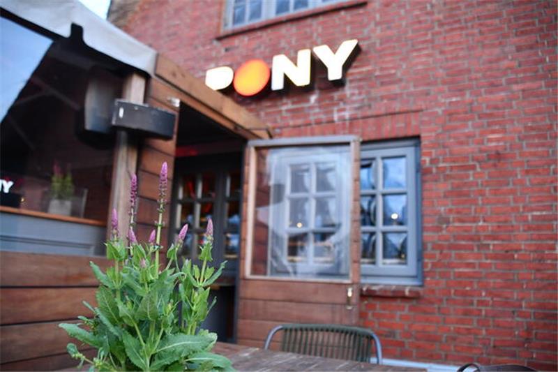Party-Hit rassistisch missbraucht: Verbot von „L’amour toujours“ auch im Landkreis Stade? Die Terrasse des Clubs Pony in Kampen auf Sylt. Hier hatten Party-Gäste zu Pfingsten rassistische Lieder gegrölt.