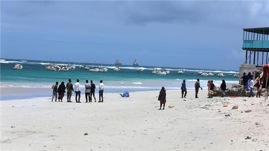 Die Terrororganisation Al-Shabaab hat an einem beliebten Strand in der Hauptstadt Mogadischu zugeschlagen.