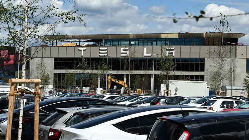 Brandenburg will von Tesla Nachbesserungen bei Ausbauantrag Die Tesla Gigafactory in Berlin-Brandenburg will die Produktionszahlen verdoppeln. Nicht jedem gefällt das.