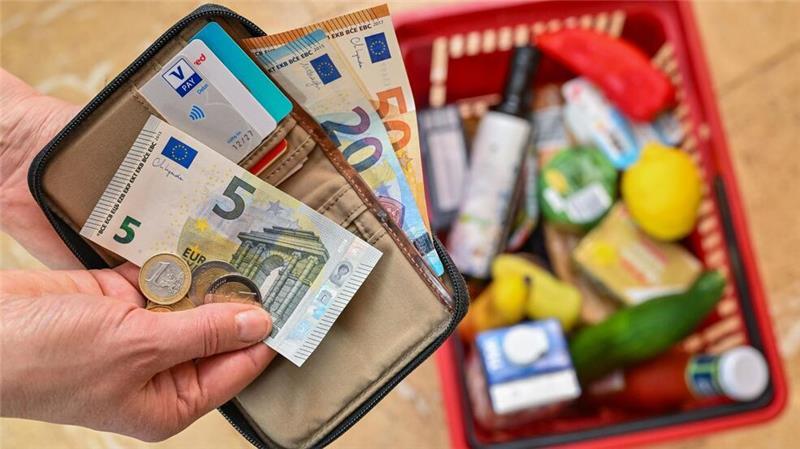 EZB hält Kurs: Leitzinsen sinken erneut Die Teuerungswelle ist gebrochen, aber zuletzt zogen die Verbraucherpreise wieder stärker an (Symbolbild)