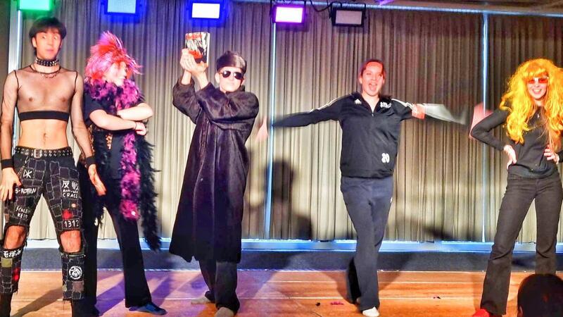 Theater, Kunst, Konzerte: Vincent-Lübeck-Gymnasium bittet zur Kulturwoche Die Theater-AG des VLG bei Proben für das Stück „am rande des rollfelds“ von Thomas Köck.