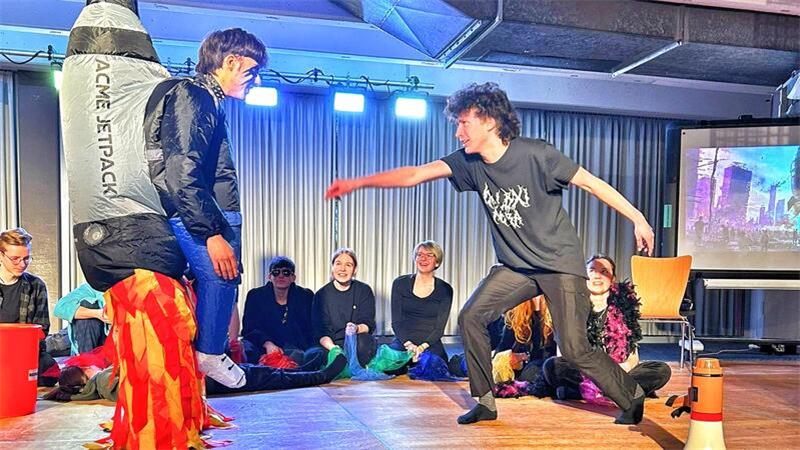 Theater, Kunst, Konzerte: Vincent-Lübeck-Gymnasium bittet zur Kulturwoche Die Theater-AG des VLG bei Proben für das Stück „am rande des rollfelds“ von Thomas Köck.