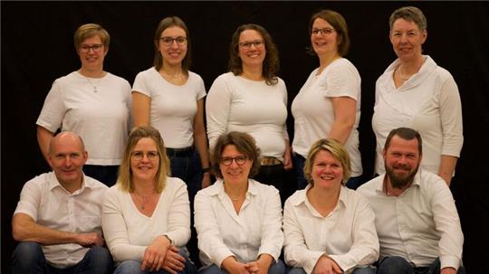 Die Theatergruppe „De Moorpuggen“ führt eine Kriminalkomödie in der Festhalle in Ahrensmoor auf.