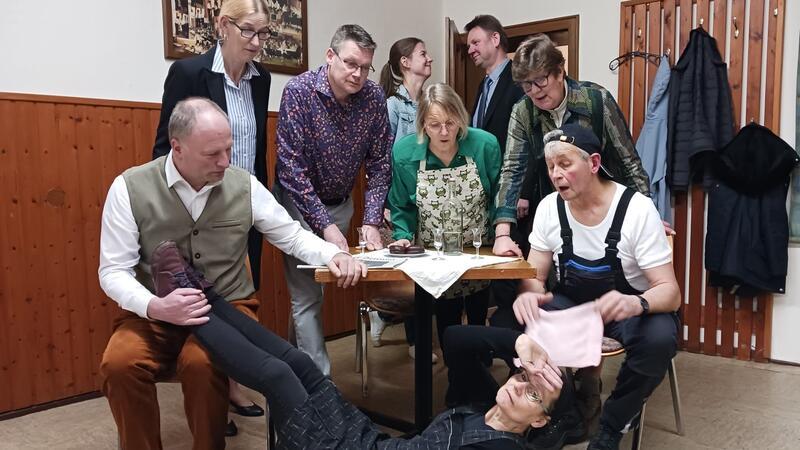 Viktorianer spielen das plattdeutsche Theaterstück „Wat den een sien Uul“ Die Theatergruppe des SV Viktoria Oldendorf spielt das plattdeutsche Theaterstück „Wat den een sien Uul“.