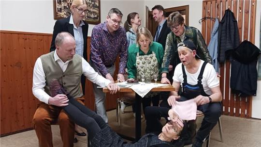 Die Theatergruppe des SV Viktoria Oldendorf spielt das plattdeutsche Theaterstück „Wat den een sien Uul“.