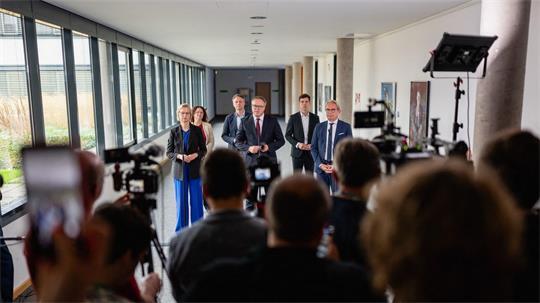 Die Thüringer Landesregierung um Ministerpräsident Mario Voigt (CDU) will weitermachen - wie genau, das ist offen.