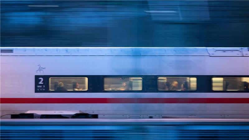 Die Ticketpreise bei der Bahn bleiben nach dem Fahrplanwechsel Mitte Dezember überraschend stabil. (Archivbild)