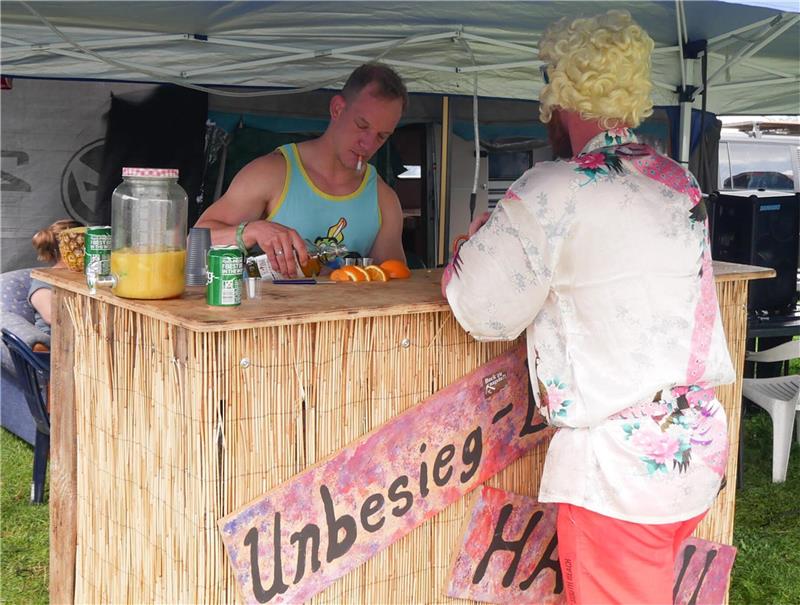 Die verrücktesten Wohnwagen und Zelte beim Deichbrand Die Tiki-Bar. Foto: Philipp Overschmidt