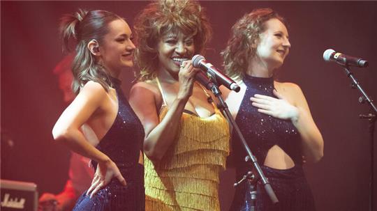Die Tina-Turner-Coverband gastiert in der Altländer Festhalle in Jork.