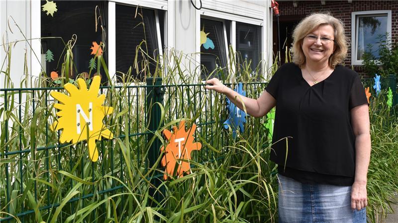 Die Tintenklecks-Leiterin Andrea Sundermann steht vor dem Hort in der Grundschule in Jork, beim Jubiläum war sie noch hoffnungsvoll.
