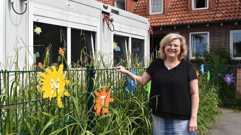 Die Tintenklecks-Leiterin und -Gründerin Andrea Sundermann steht vor dem Hort in der Grundschule in Jork.