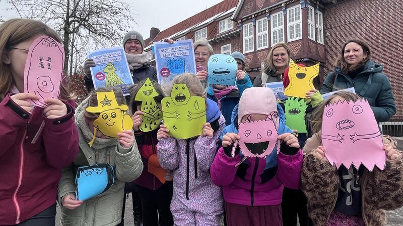 Die Tintenklecks-Müllmonster werben für die Reinigungsaktion in Jork und Estebrügge.