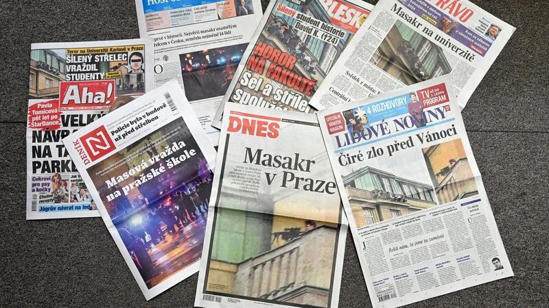 Amoklauf in Prag: Untersuchung sieht keine Polizei-Fehler Die Titelseiten tschechischer Tageszeitungen nach der tragischen Schusswaffenattacke an der Philosophischen Fakultät der Karls-Universität.