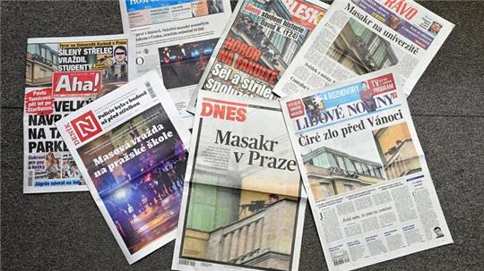 Die Titelseiten tschechischer Tageszeitungen nach der tragischen Schusswaffenattacke an der Philosophischen Fakultät der Karls-Universität.