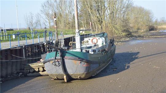 Die Tjalk "Annemarie" liegt auf dem Trockenen.