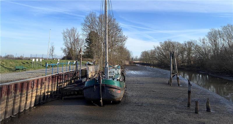 Die Tjalk Annemarie liegt im Borsteler Hafen im Schlick.