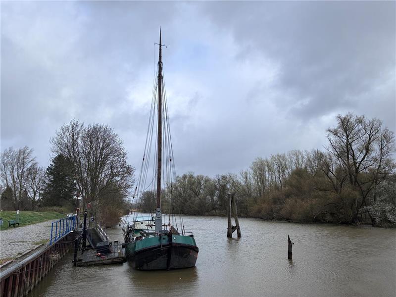 Die Tjalk Annemarie liegt seit dieser Woche wieder im Hafen Borstel im Wasser.