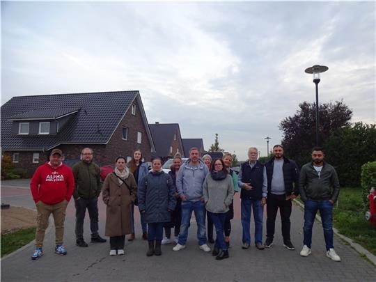 Die Töfenkamp-Anwohner um Matthias Küster (Zweiter von links) sind gegen den geplanten Kita-Neubau am Ende ihrer Anliegerstraße.