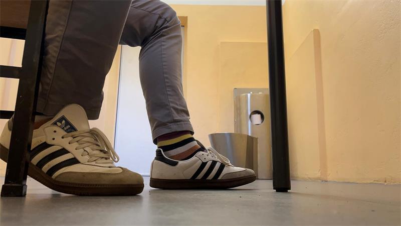Die Toilette hinten rechts ähnelt den Modellen auf deutschen Autobahnraststätten.