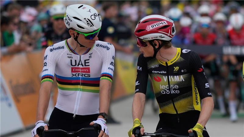 Philipsen-Sprint ins Gelbe Trikot - Mäßiger Red-Bull-Auftakt Die Top-Stars und Konkurrenten Tadej Pogacar (L) und Jonas Vingegaard unterhalten sich vor dem Start der 112. Tour de France.