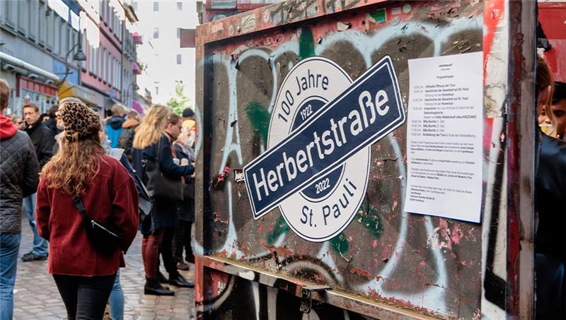 Reges Treiben in der Hamburger Herbertstraße Die Tore der Herbertstraße, in der abends auf St.Pauli Prostituierte ihre Dienste anbieten, sind zu ihrem zum 100. Geburtstag für Besucher geöffnet. Foto: Markus Scholz/dpa