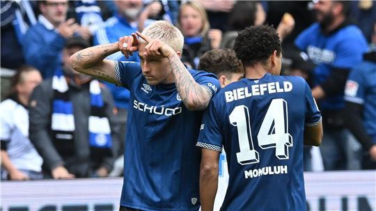 Die Torschützen Joel Grodowski (links) per Doppelpack und Monju Momuluh drehen für Bielefeld das Spiel.