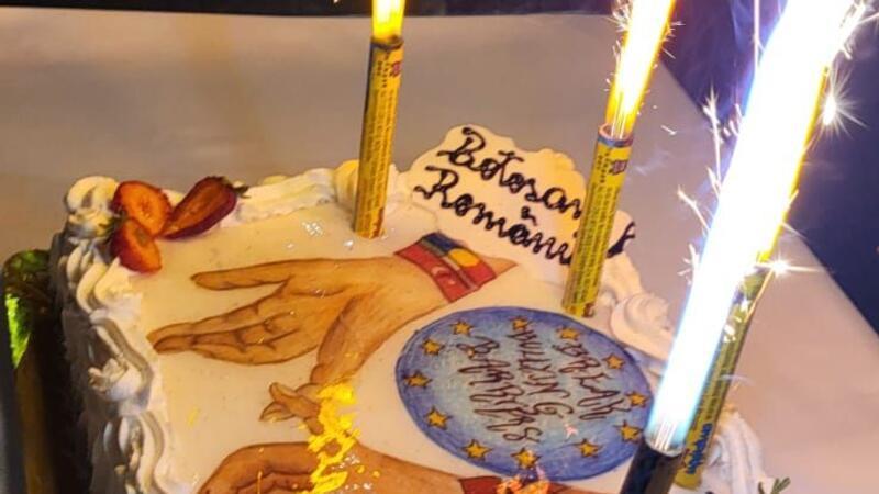 Die Torte zeigt das Logo, das die Schüler für ihr Anti-Mobbing-Projekt selbst entwickelt haben.