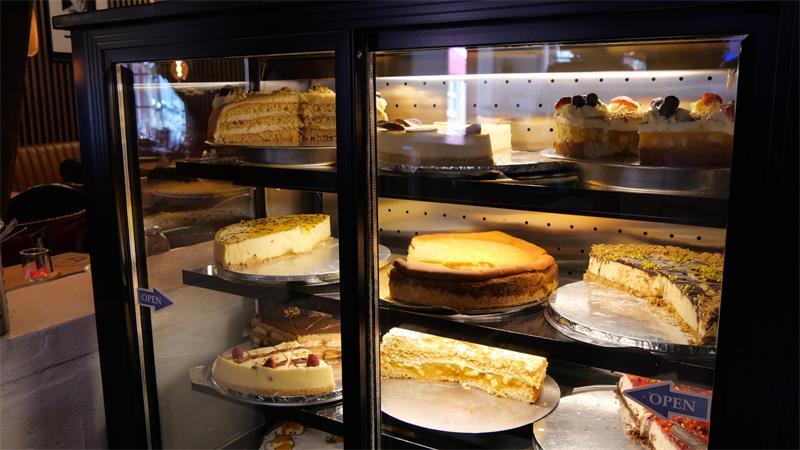 Süße Sünde: Sommerflair schon zum Frühstück am Buxtehuder Fleth Die Torten sind eine süße Versuchung. Besonders der Dubai-Cheesecake hat viele Fans.