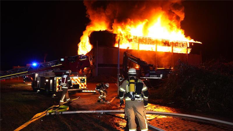 Die Tostedter Turnhalle steht in Flammen.